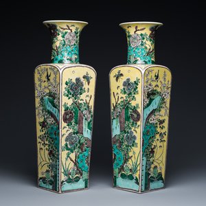 Paire de vases de forme carrée en porcelaine de Chine famille verte à fond jaune, marque de Kangxi, 19ème — photo 1