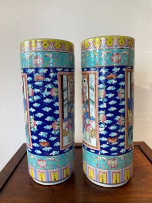 Paire de vases de forme cylindrique en porcelaine de Chine famille rose, 19ème — photo 2