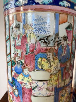 Paire de vases de forme cylindrique en porcelaine de Chine famille rose, 19ème — photo 5