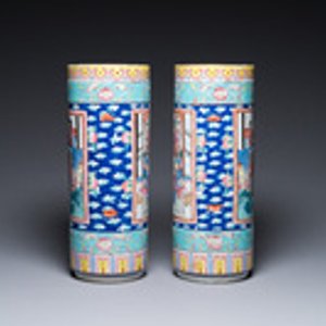 Paire de vases de forme cylindrique en porcelaine de Chine famille rose, 19ème — photo 2