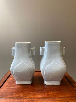 Paire de vases de forme 'fanghu' en porcelaine de Chine en bleu de lavande monochrome, marque et époque de Guangxu — photo 1