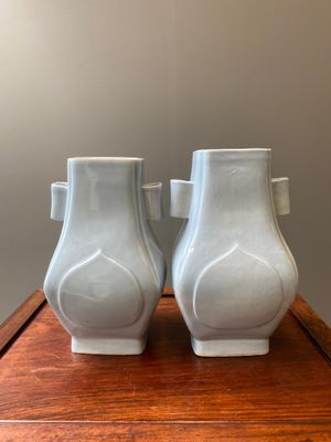 Paire de vases de forme 'fanghu' en porcelaine de Chine en bleu de lavande monochrome, marque et époque de Guangxu — photo 3