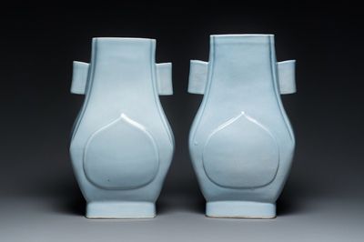 Paire de vases de forme 'fanghu' en porcelaine de Chine en bleu de lavande monochrome, marque et époque de Guangxu