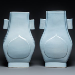 Paire de vases de forme 'fanghu' en porcelaine de Chine en bleu de lavande monochrome, marque et époque de Guangxu — photo 1
