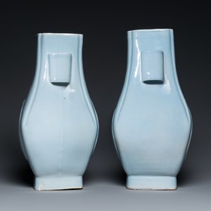 Paire de vases de forme 'fanghu' en porcelaine de Chine en bleu de lavande monochrome, marque et époque de Guangxu — photo 2