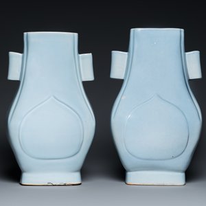 Paire de vases de forme 'fanghu' en porcelaine de Chine en bleu de lavande monochrome, marque et époque de Guangxu — photo 3