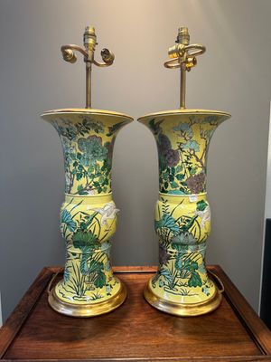 Paire de vases de forme 'gu' en biscuit émaillé verte montés en lampes en bronze doré, Chine, 19ème — photo 3