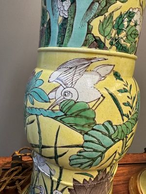 Paire de vases de forme 'gu' en biscuit émaillé verte montés en lampes en bronze doré, Chine, 19ème — photo 5