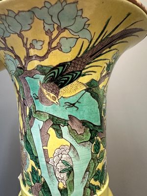 Paire de vases de forme 'gu' en biscuit émaillé verte montés en lampes en bronze doré, Chine, 19ème — photo 7