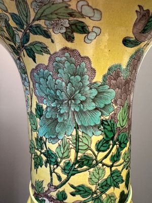 Paire de vases de forme 'gu' en biscuit émaillé verte montés en lampes en bronze doré, Chine, 19ème — photo 8