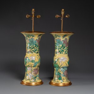 Paire de vases de forme 'gu' en biscuit émaillé verte montés en lampes en bronze doré, Chine, 19ème — photo 2