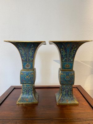 Paire de vases de forme 'gu' en émaux cloisonnés, Chine, Kangxi — photo 1