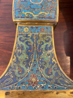 Paire de vases de forme 'gu' en émaux cloisonnés, Chine, Kangxi — photo 8