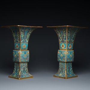 Paire de vases de forme 'gu' en émaux cloisonnés, Chine, Kangxi — photo 1