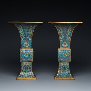 Paire de vases de forme 'gu' en émaux cloisonnés, Chine, Kangxi — photo 3