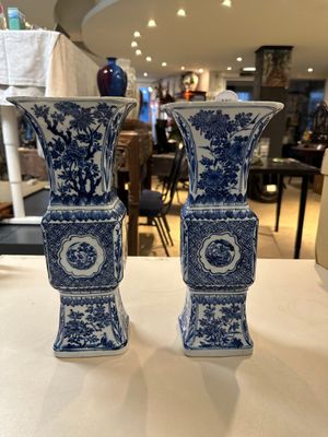 Paire de vases de forme 'gu' en porcelaine de Chine en bleu et blanc à décor floral, Kangxi — photo 1