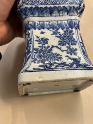 Paire de vases de forme 'gu' en porcelaine de Chine en bleu et blanc à décor floral, Kangxi — photo 14