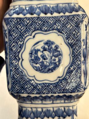 Paire de vases de forme 'gu' en porcelaine de Chine en bleu et blanc à décor floral, Kangxi — photo 7