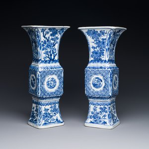 Paire de vases de forme 'gu' en porcelaine de Chine en bleu et blanc à décor floral, Kangxi — photo 1