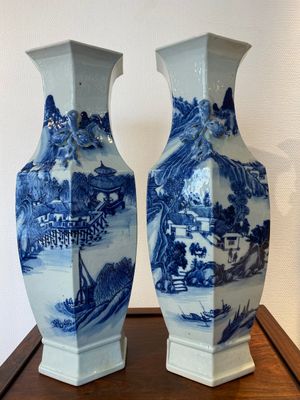 Paire de vases de forme hexagonale en porcelaine de Chine en bleu et blanc à décor de paysages montagneux, 19ème — photo 11