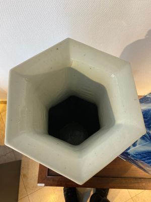 Paire de vases de forme hexagonale en porcelaine de Chine en bleu et blanc à décor de paysages montagneux, 19ème — photo 14