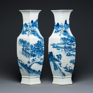 Paire de vases de forme hexagonale en porcelaine de Chine en bleu et blanc à décor de paysages montagneux, 19ème — photo 4