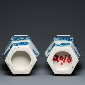 Paire de vases de forme hexagonale en porcelaine de Chine en bleu et blanc à décor de paysages montagneux, 19ème — photo 6