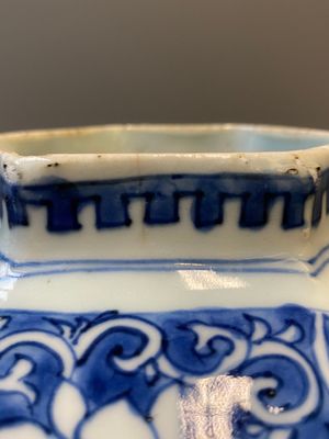 Paire de vases de forme hexagonale en porcelaine de Chine en bleu et blanc, époque Transition — photo 23