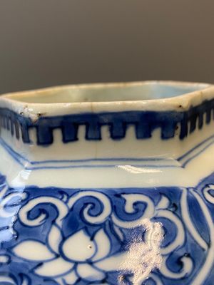 Paire de vases de forme hexagonale en porcelaine de Chine en bleu et blanc, époque Transition — photo 24