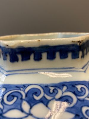 Paire de vases de forme hexagonale en porcelaine de Chine en bleu et blanc, époque Transition — photo 25