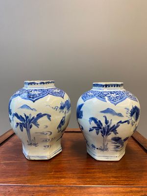 Paire de vases de forme hexagonale en porcelaine de Chine en bleu et blanc, époque Transition — photo 4