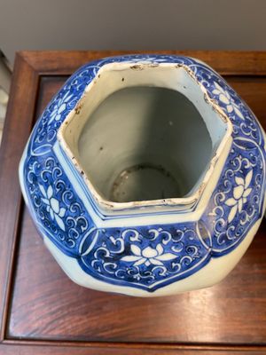 Paire de vases de forme hexagonale en porcelaine de Chine en bleu et blanc, époque Transition — photo 5