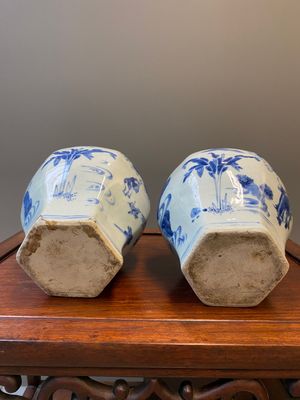 Paire de vases de forme hexagonale en porcelaine de Chine en bleu et blanc, époque Transition — photo 7