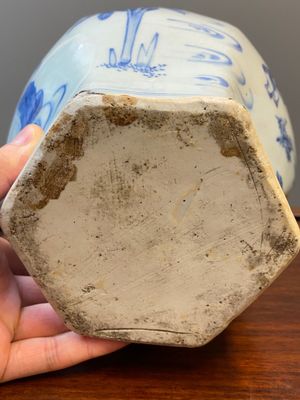 Paire de vases de forme hexagonale en porcelaine de Chine en bleu et blanc, époque Transition — photo 10