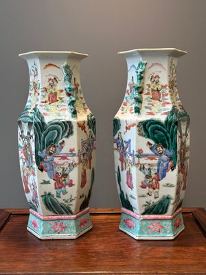 Paire de vases de forme hexagonale en porcelaine de Chine famille rose, 19ème — photo 3