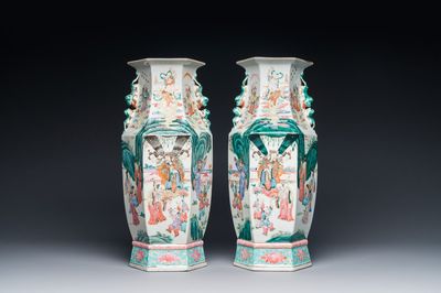 Paire de vases de forme hexagonale en porcelaine de Chine famille rose, 19ème