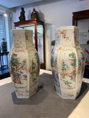 Paire de vases de forme hexagonale en porcelaine de Chine famille rose à sujet mandarin, Qianlong — photo 1