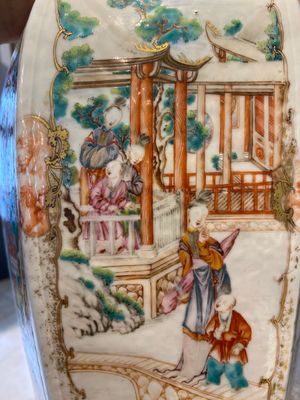 Paire de vases de forme hexagonale en porcelaine de Chine famille rose à sujet mandarin, Qianlong — photo 12