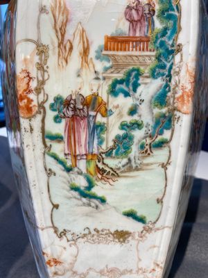 Paire de vases de forme hexagonale en porcelaine de Chine famille rose à sujet mandarin, Qianlong — photo 18