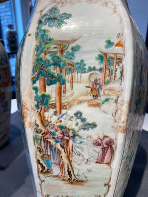 Paire de vases de forme hexagonale en porcelaine de Chine famille rose à sujet mandarin, Qianlong — photo 19