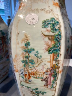 Paire de vases de forme hexagonale en porcelaine de Chine famille rose à sujet mandarin, Qianlong — photo 21