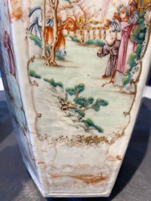 Paire de vases de forme hexagonale en porcelaine de Chine famille rose à sujet mandarin, Qianlong — photo 22