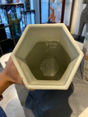 Paire de vases de forme hexagonale en porcelaine de Chine famille rose à sujet mandarin, Qianlong — photo 4