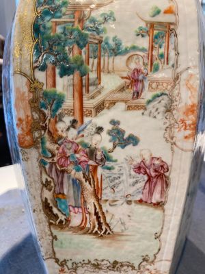 Paire de vases de forme hexagonale en porcelaine de Chine famille rose à sujet mandarin, Qianlong — photo 7