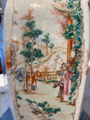 Paire de vases de forme hexagonale en porcelaine de Chine famille rose à sujet mandarin, Qianlong — photo 8