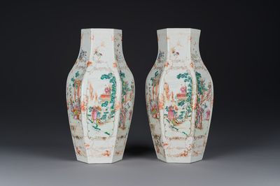 Paire de vases de forme hexagonale en porcelaine de Chine famille rose à sujet mandarin, Qianlong