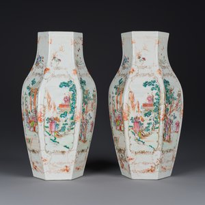 Paire de vases de forme hexagonale en porcelaine de Chine famille rose à sujet mandarin, Qianlong — photo 1