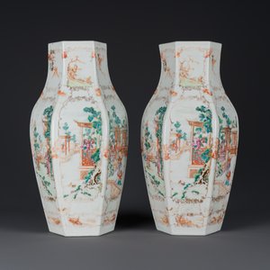 Paire de vases de forme hexagonale en porcelaine de Chine famille rose à sujet mandarin, Qianlong — photo 3