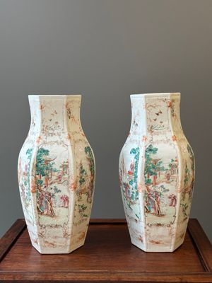 Paire de vases de forme hexagonale en porcelaine de Chine famille rose de Canton à décor mandarin, Qianlong — photo 3