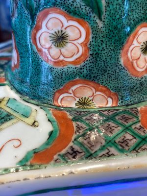 Paire de vases de forme hexagonale en porcelaine de Chine famille verte aux panneaux floraux, Kangxi — photo 13